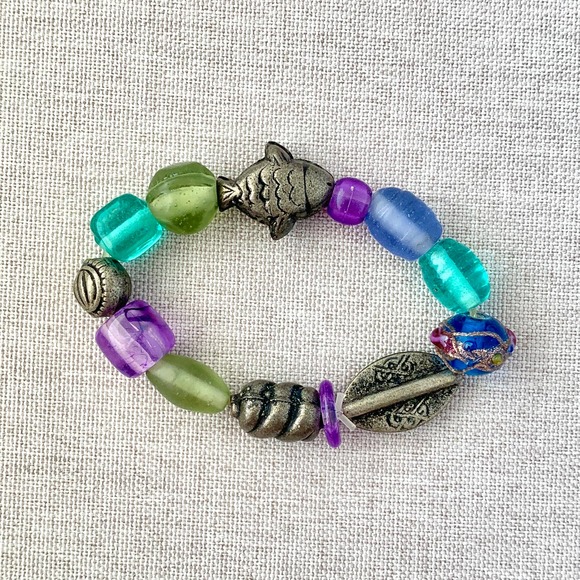 A fish of it's path mixed glass and acrylic beaded stretch bracelet - Picture 4 of 4